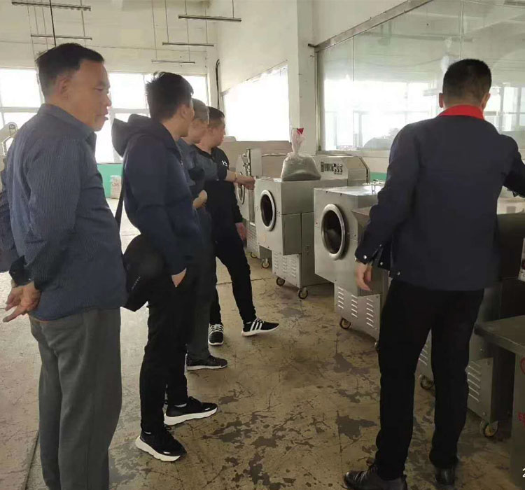 山西客戶來廠實地考察并現(xiàn)場試機炒制黑扁豆 山西客戶來廠實地考察并現(xiàn)場試機炒制黑扁豆