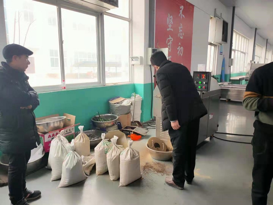 12月29日，河南客戶來(lái)廠試機(jī)電磁炒貨機(jī)炒制化工原料